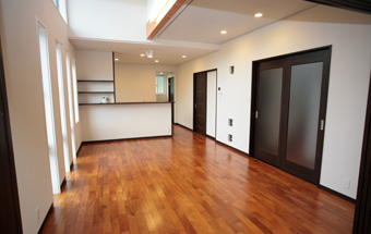 黒 茶 白 吹き抜けのある家 株式会社 川端工務店