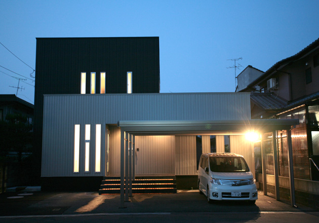 夜のガレージ