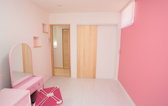 ピンクの壁紙を使った子ども部屋