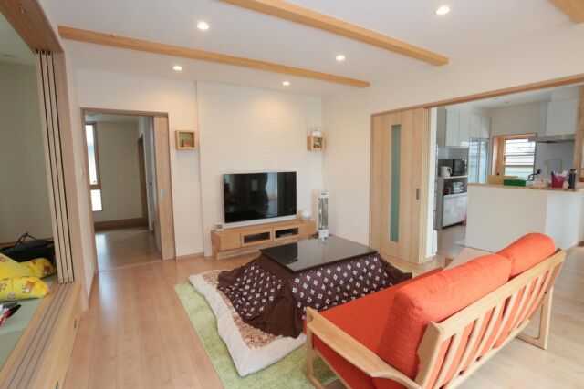 インテリアを楽しめるリビング

#川端工務店 は福井県越前市の地域密着型 #工務店 で、
#注文住宅 #リフォーム が得意です。

その他 #施工事例 はコチラ
▶ @kawabatakoumuten226577

川端工務店では、
『自分らしく素直になれる家』
を大切にし、お客様に合った快適な住まいの提案をさせていただきます。

川端工務店のInstagramでは様々な #家づくりアイデア を公開中🌟
---------------------------------------

■最新情報はHPにて■
プロフィールのリンクよりWebへ👍
@kawabatakoumuten226577

無料相談・完成内覧会開催中です。
設備や仕様についての質問も受付中📮
お問い合わせはDM、コメントからお願いします✨

---------------------------------------
#高性能住宅 #一級建築士事務所 #新築 #かっこいい家 #Z空調 #長期優良住宅 #福井注文住宅 #越前注文住宅 #福井新築 #福井家づくり #福井工務店 #マイホーム #マイホーム計画 #マイホーム計画中の人と繋がりたい#リビング#リビングインテリア #リビングダイニング #リビング照明