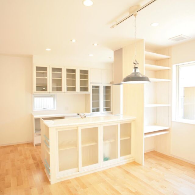 収納スペースに困らないキッチン

#川端工務店 は福井県越前市の地域密着型 #工務店 で、
#注文住宅 #リフォーム が得意です。

その他 #施工事例 はコチラ
▶ @kawabatakoumuten226577

川端工務店では、
『自分らしく素直になれる家』
を大切にし、お客様に合った快適な住まいの提案をさせていただきます。

川端工務店のInstagramでは様々な #家づくりアイデア を公開中🌟
---------------------------------------

■最新情報はHPにて■
プロフィールのリンクよりWebへ👍
@kawabatakoumuten226577

無料相談・完成内覧会開催中です。
設備や仕様についての質問も受付中📮
お問い合わせはDM、コメントからお願いします✨

---------------------------------------
#高性能住宅 #一級建築士事務所 #新築 #かっこいい家 #Z空調 #長期優良住宅 #福井注文住宅 #越前注文住宅 #福井新築 #福井家づくり #福井工務店 #マイホーム #マイホーム計画 #マイホーム計画中の人と繋がりたい #フローリング  #床  #ダイニング#キッチン #キッチン収納 #リビング